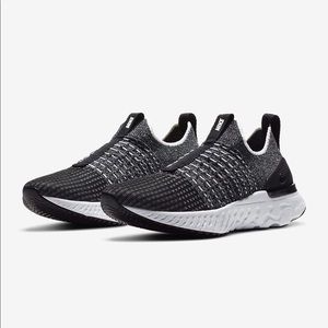 Black and white Nike flyknit sneakers